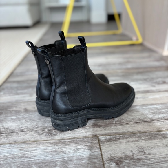 Waterproof Artica Boots - Picture 2 of 5